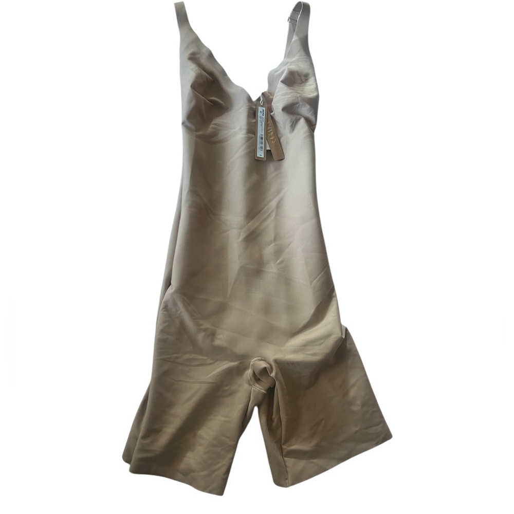 SKIMS Body Unlined Plunge Mid Thigh Bodysuit – Clay, Size M (NWT)